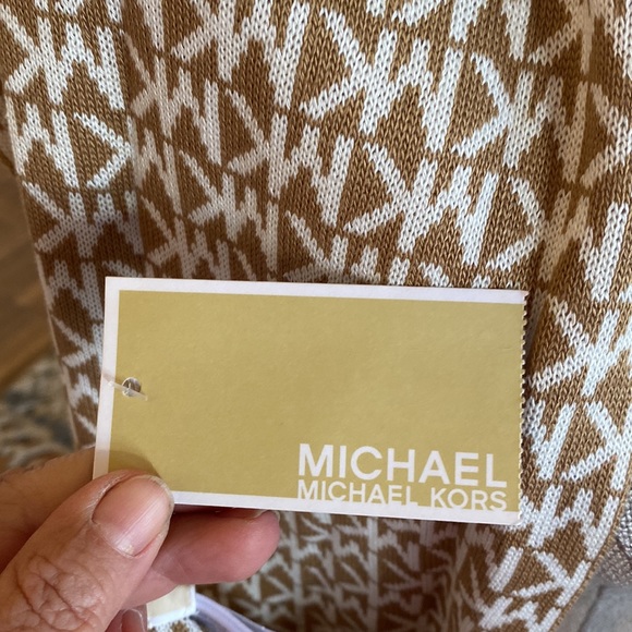 NWT Michael Michael Kors gorgeous scarf. So pretty and classic! - Picture 7 of 12